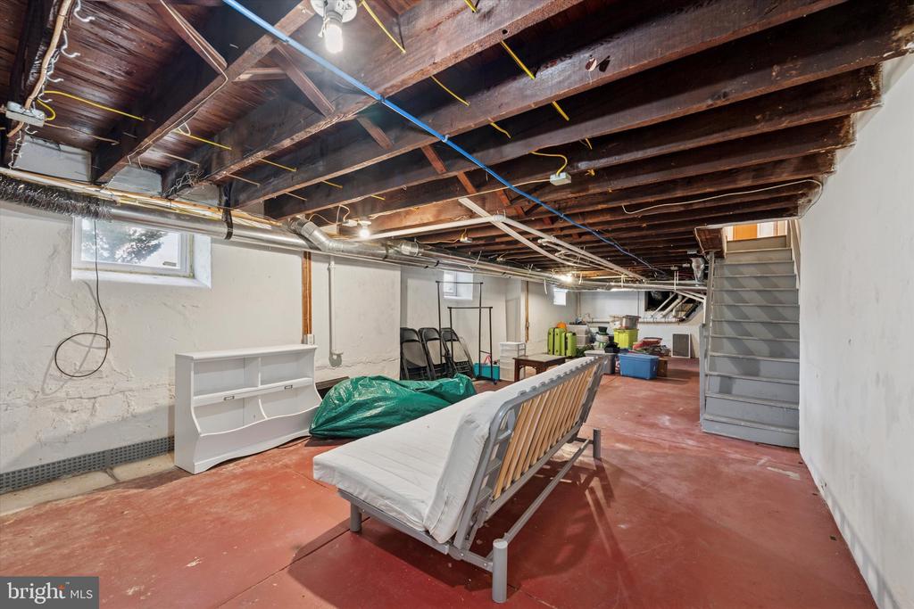16 W Langhorne Ave