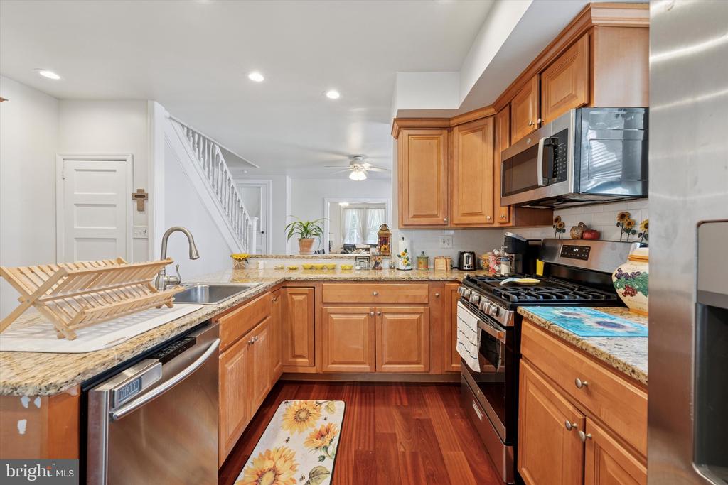 16 W Langhorne Ave