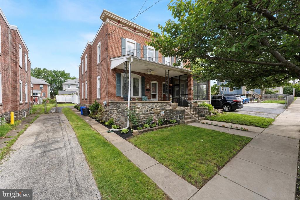 16 W Langhorne Ave