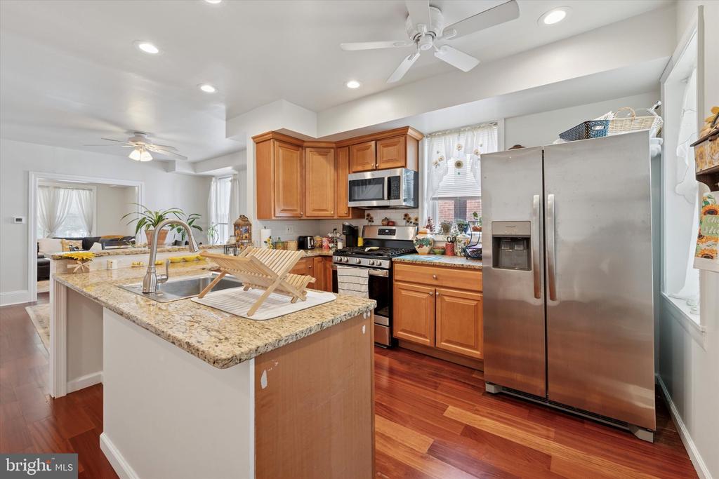 16 W Langhorne Ave