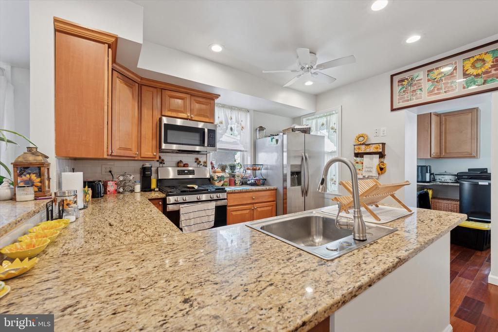 16 W Langhorne Ave