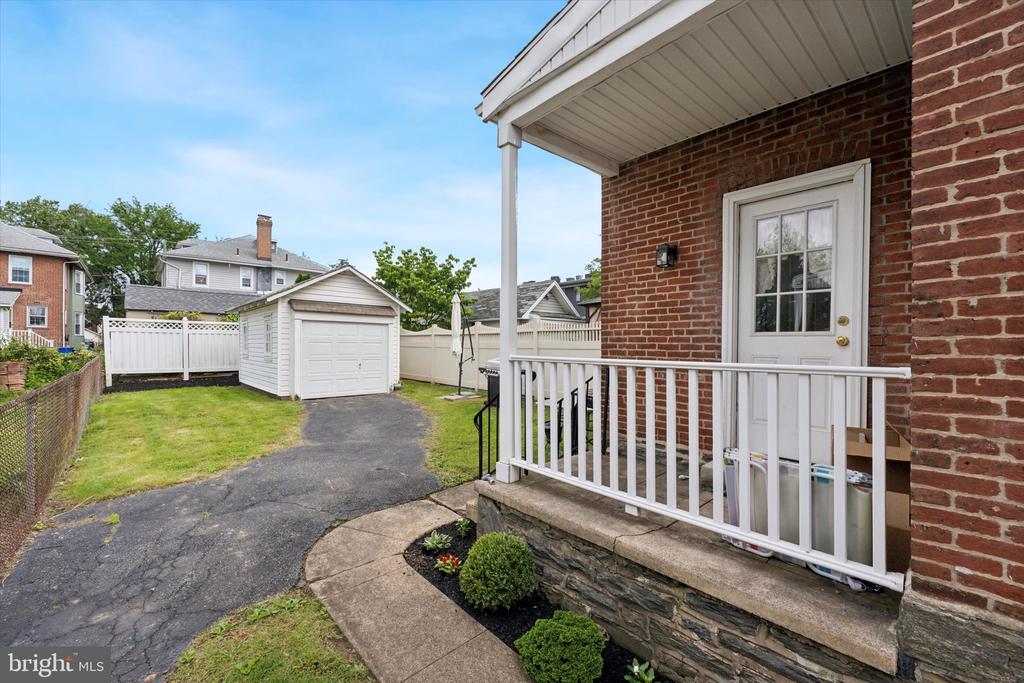 16 W Langhorne Ave