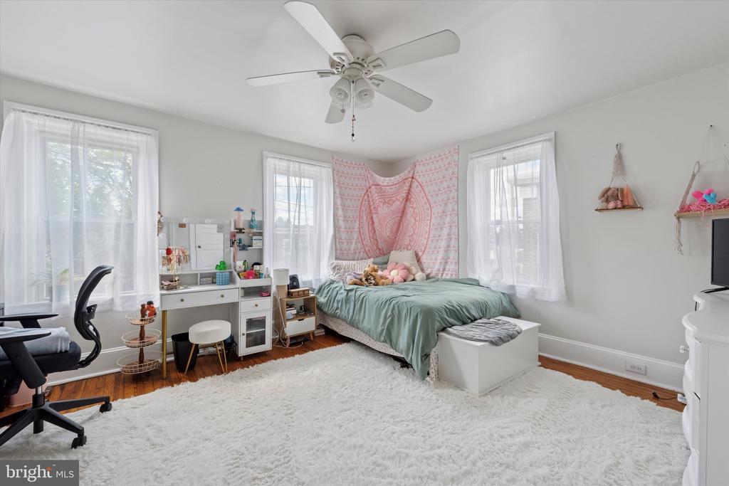 16 W Langhorne Ave