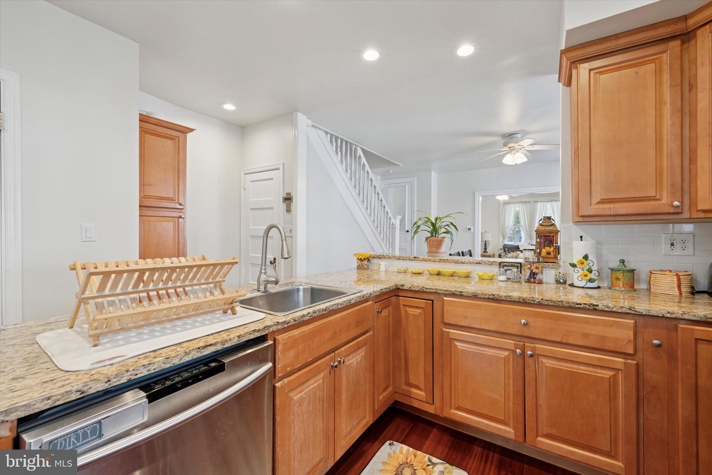16 W Langhorne Ave