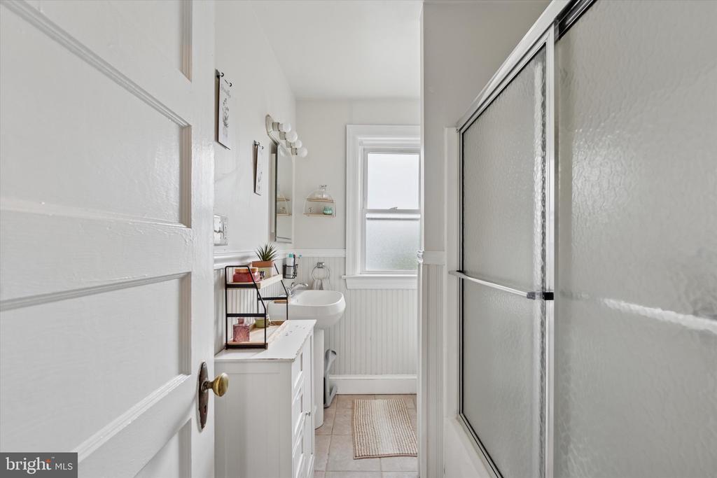 16 W Langhorne Ave
