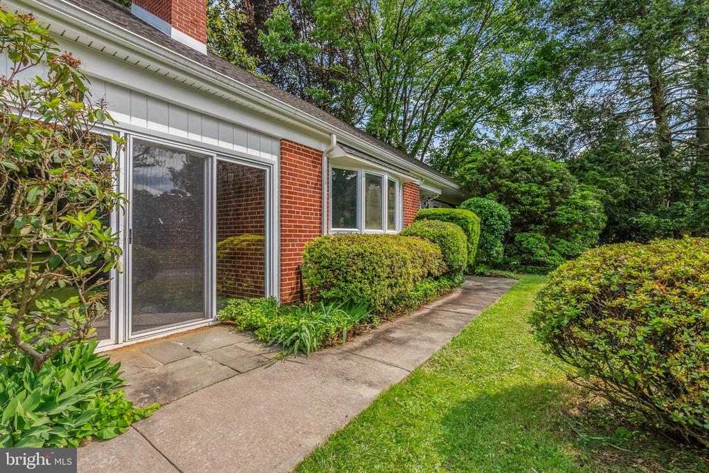 833 Parkridge Dr