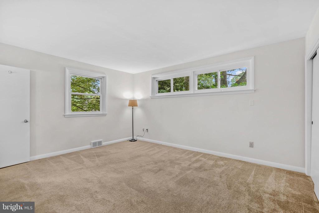 833 Parkridge Dr