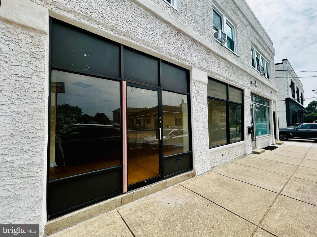658 W Lancaster Ave
