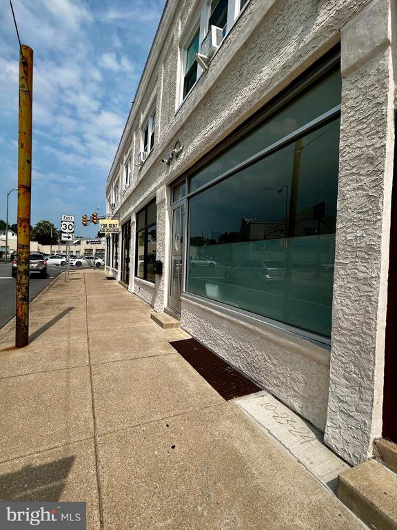 658 W Lancaster Ave
