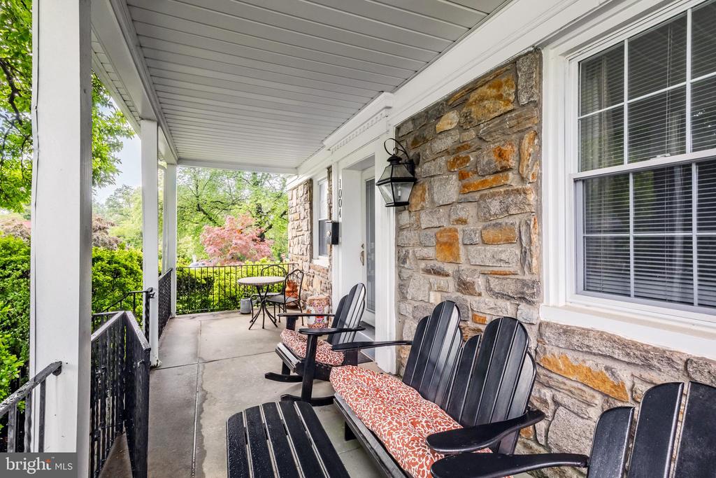 1004 Stoneybrook Dr