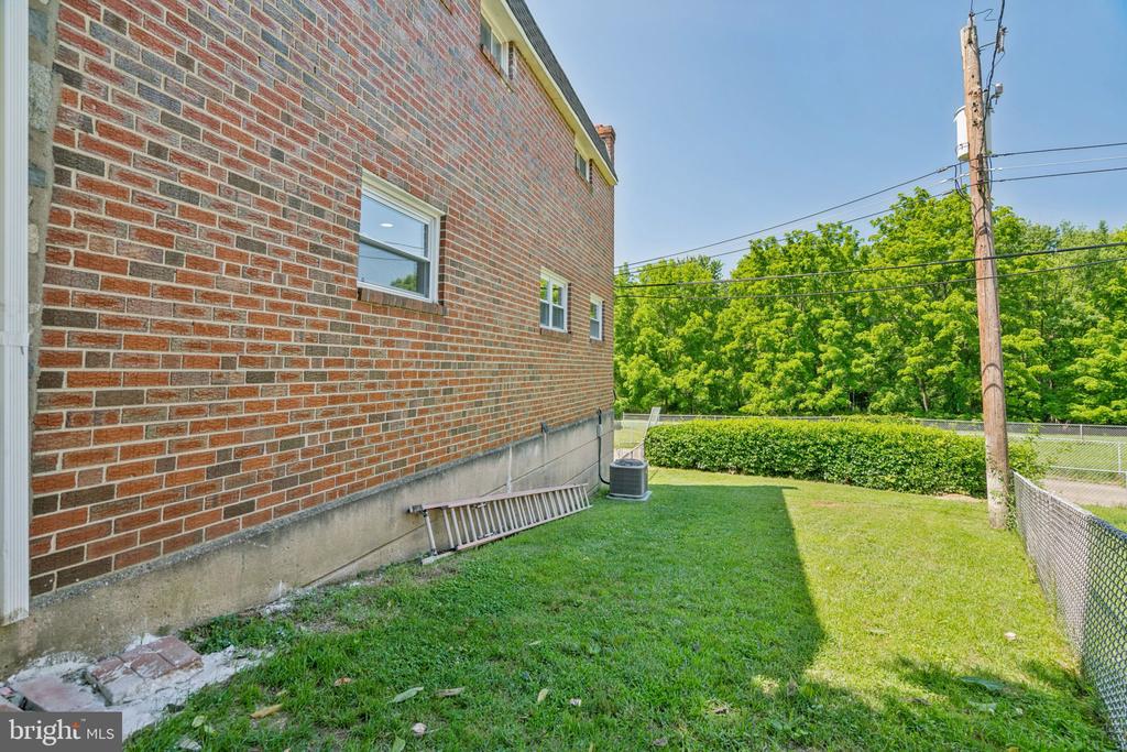 805 Windsor Cir