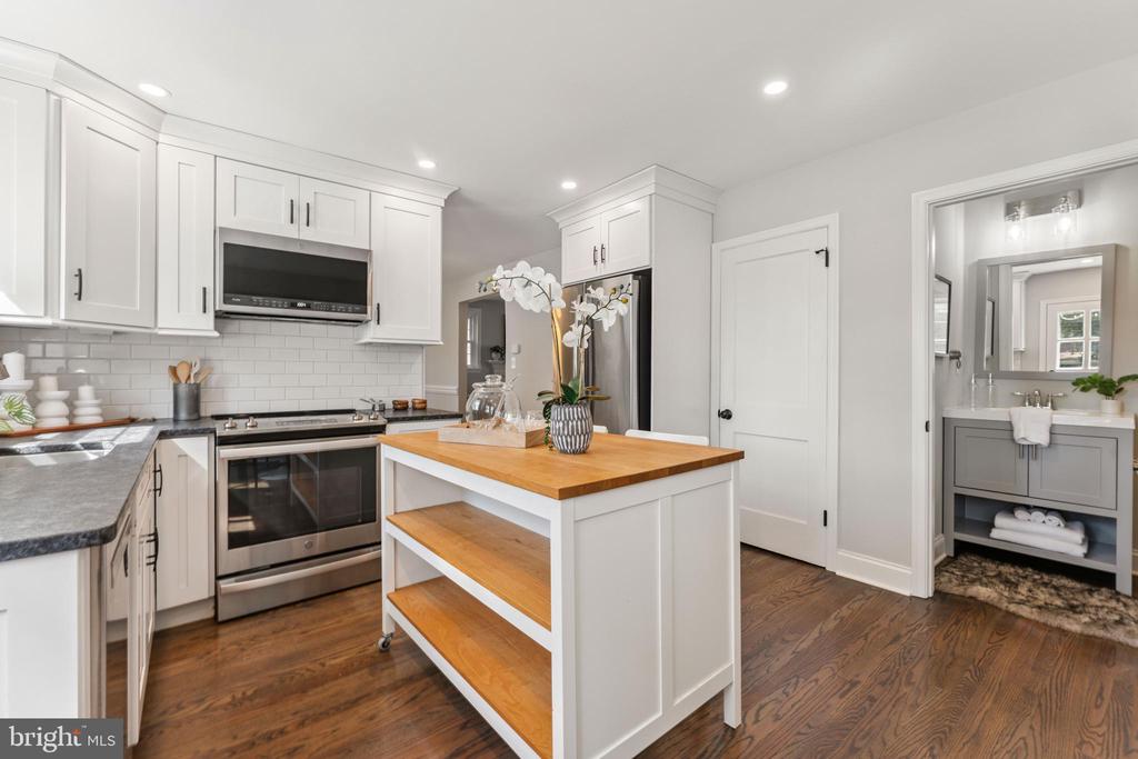 29 Schoolhouse Ln