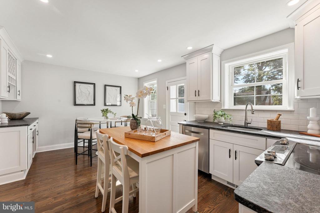 29 Schoolhouse Ln