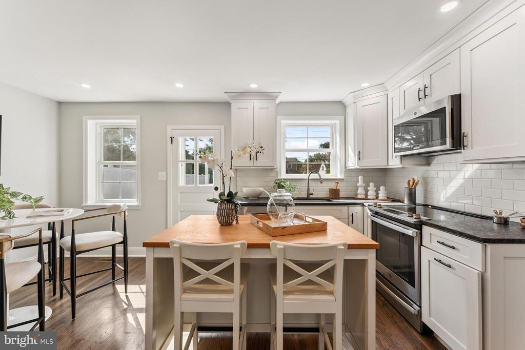 29 Schoolhouse Ln