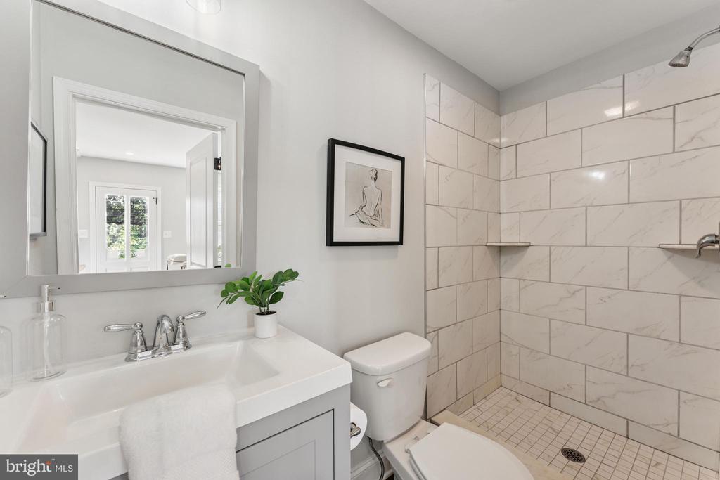 29 Schoolhouse Ln