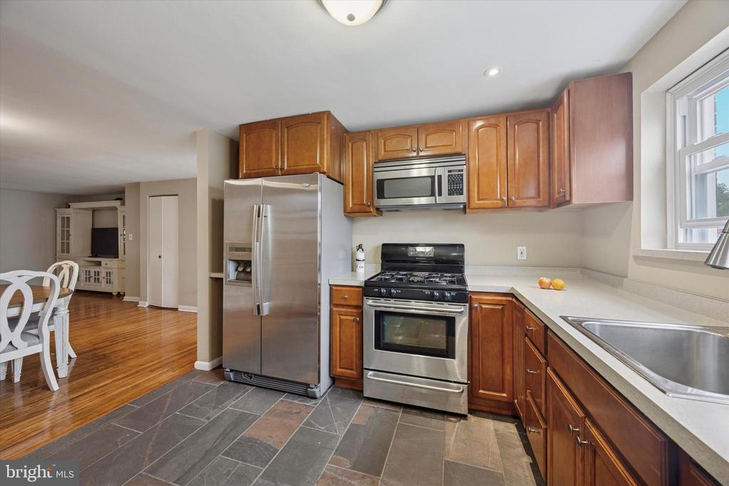 2115 RAVENWOOD ROAD