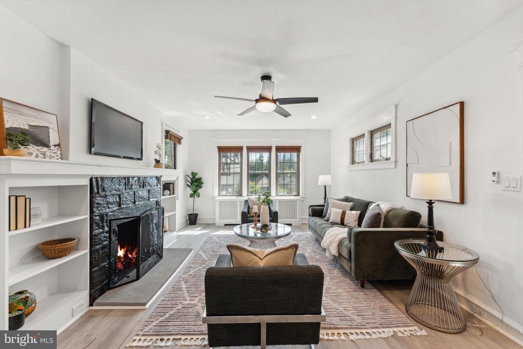 2418 ROSEWOOD LANE