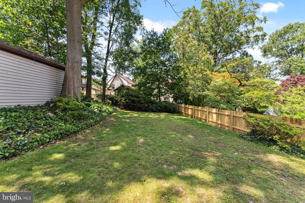 2418 ROSEWOOD LANE