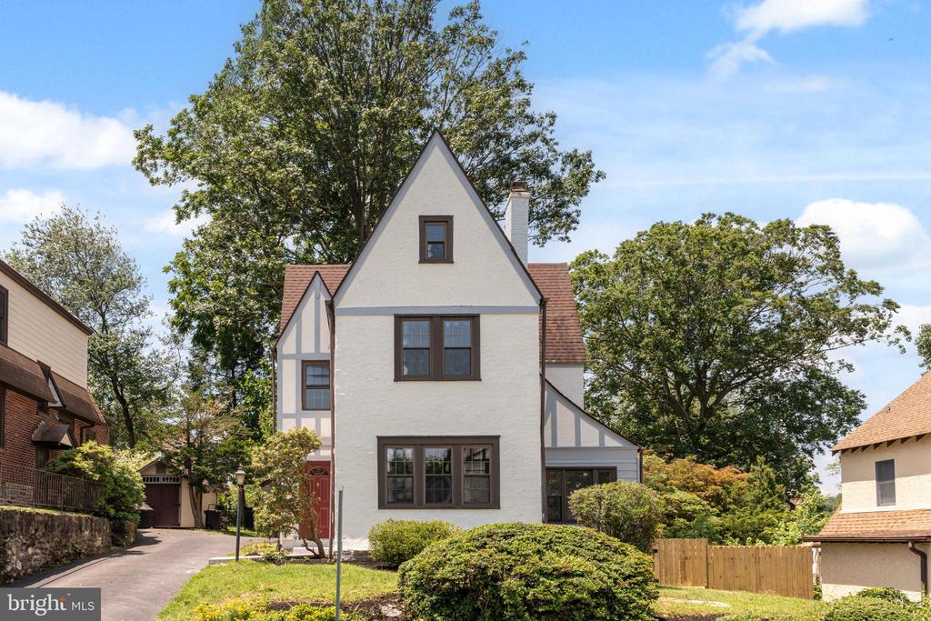 2418 ROSEWOOD LANE