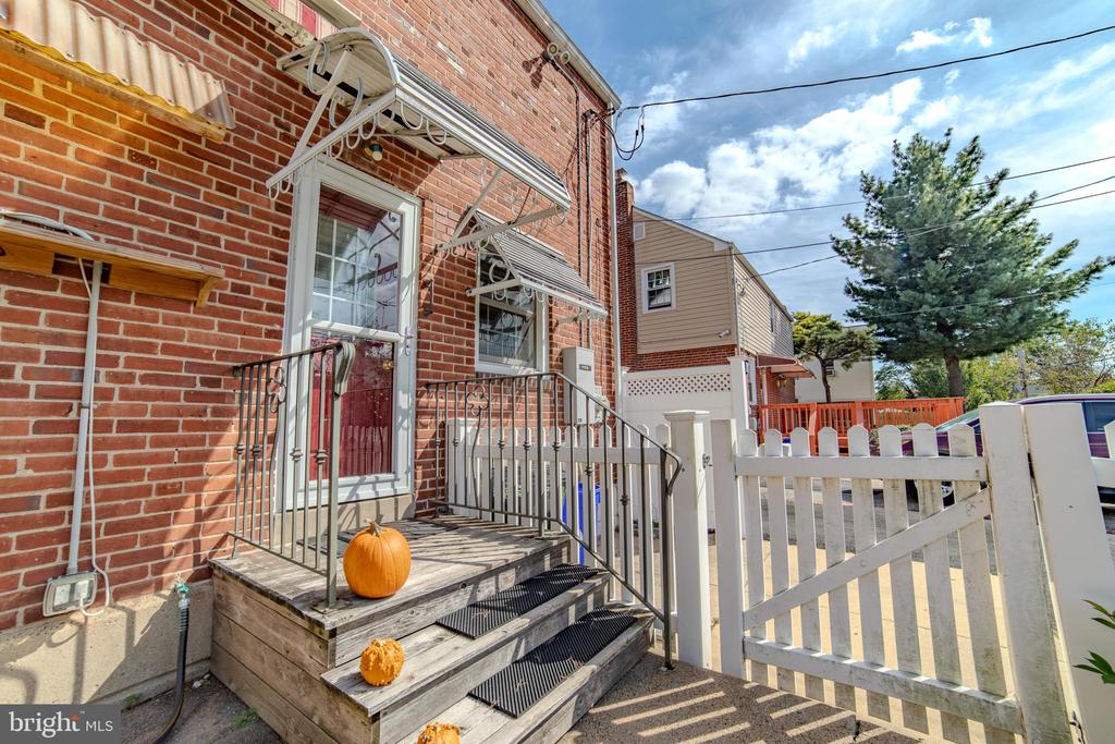 304 EARLINGTON ROAD