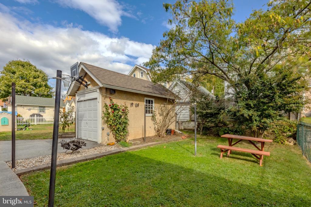 831 CONCORD AVENUE