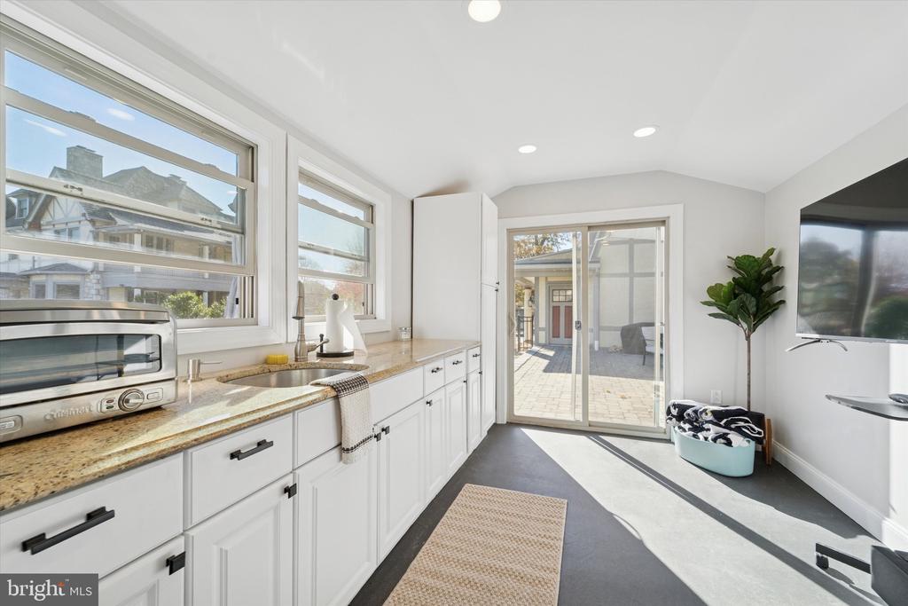 204 E MANOA ROAD