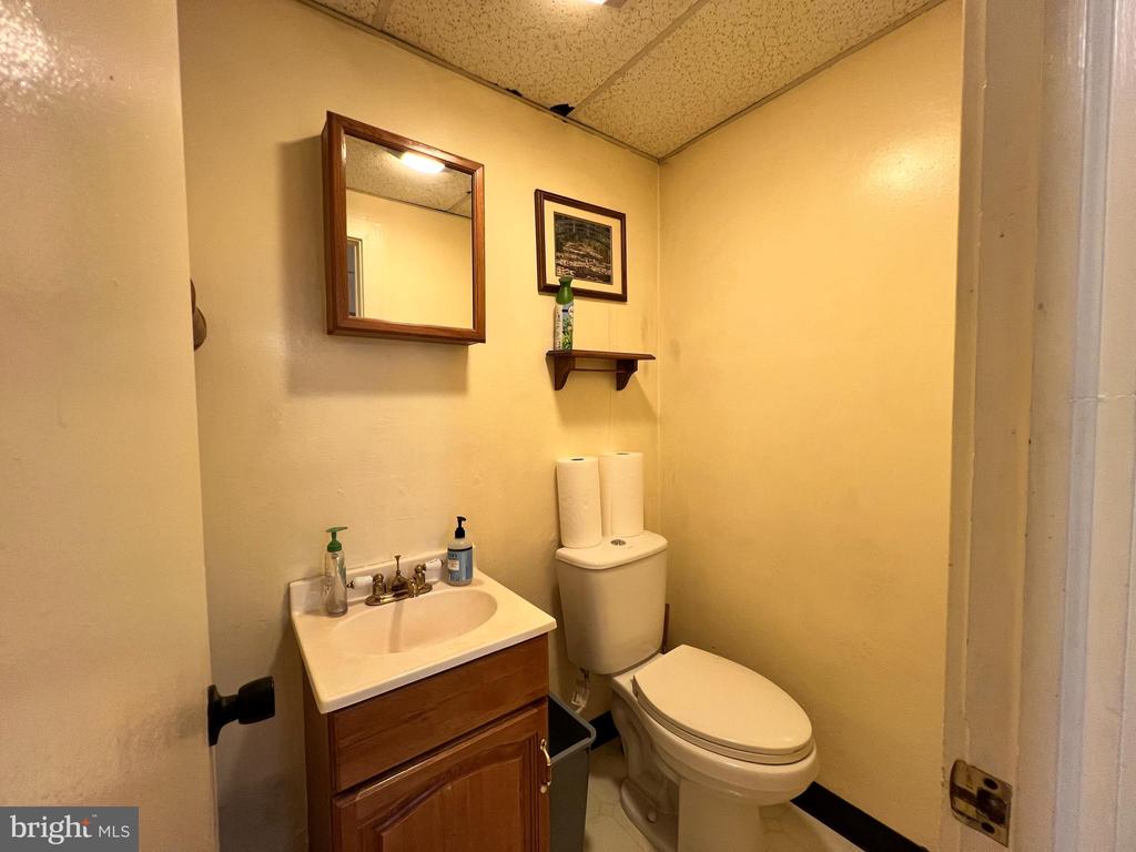 27 S LANSDOWNE AVENUE
