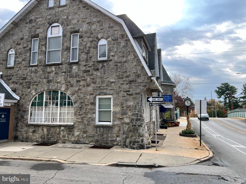 27 S LANSDOWNE AVENUE