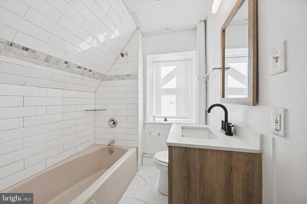 222 HENDERSON AVENUE Unit: 3