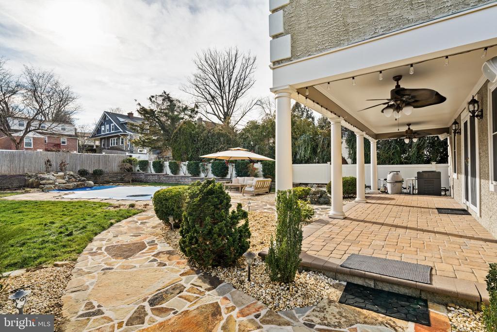 727 E MANOA ROAD