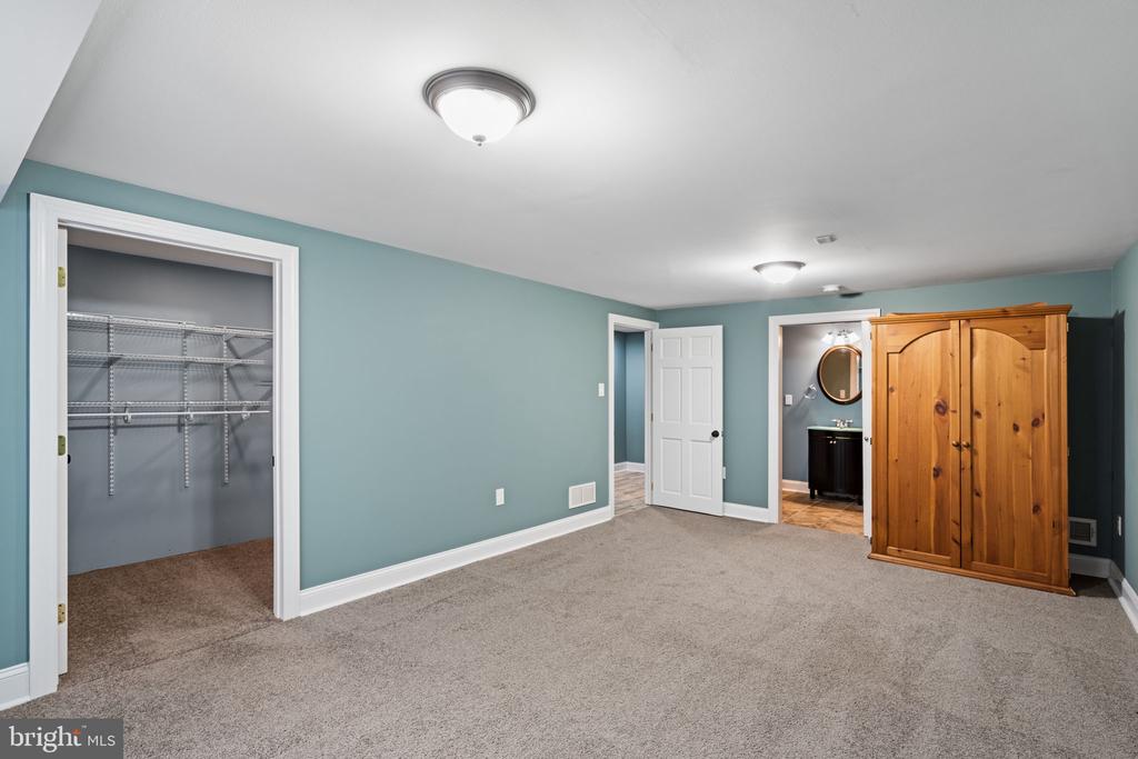 727 E MANOA ROAD