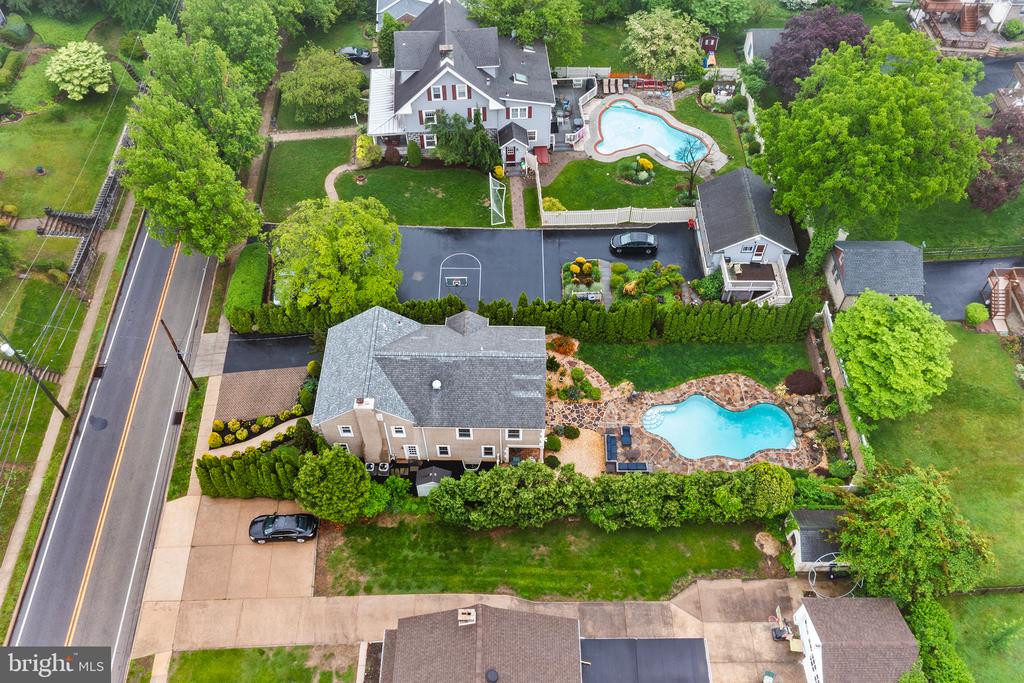 727 E MANOA ROAD