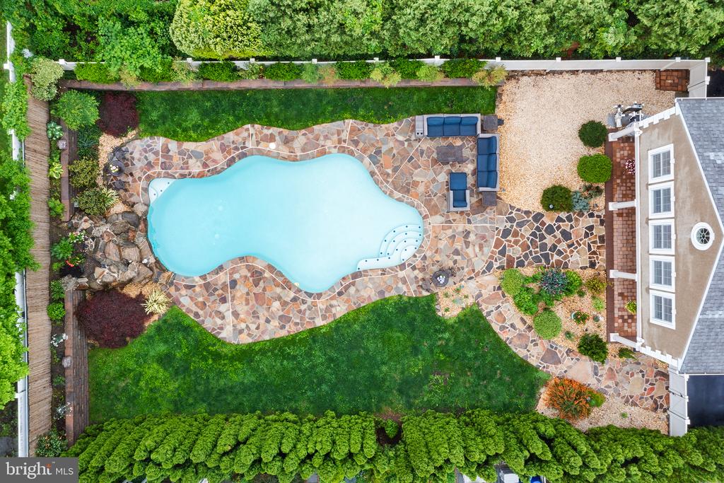 727 E MANOA ROAD
