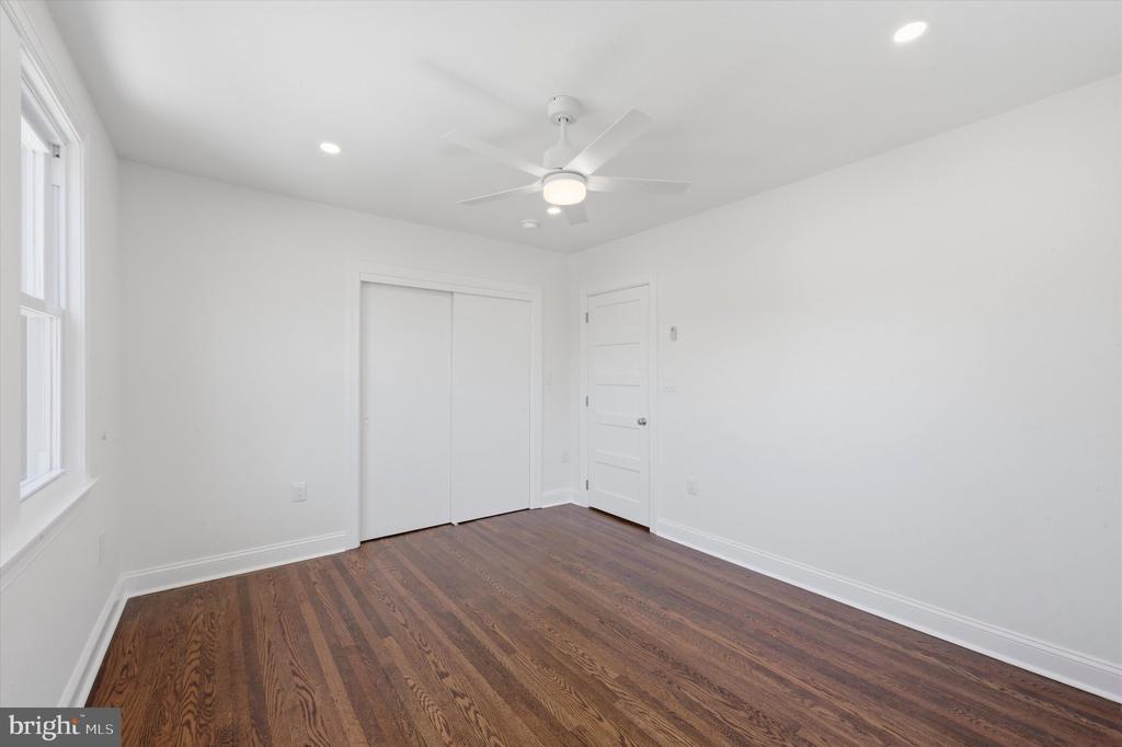 252 W GREENWOOD AVENUE