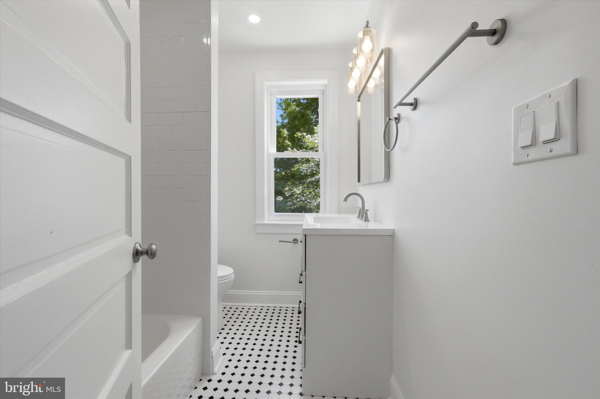 252 W GREENWOOD AVENUE