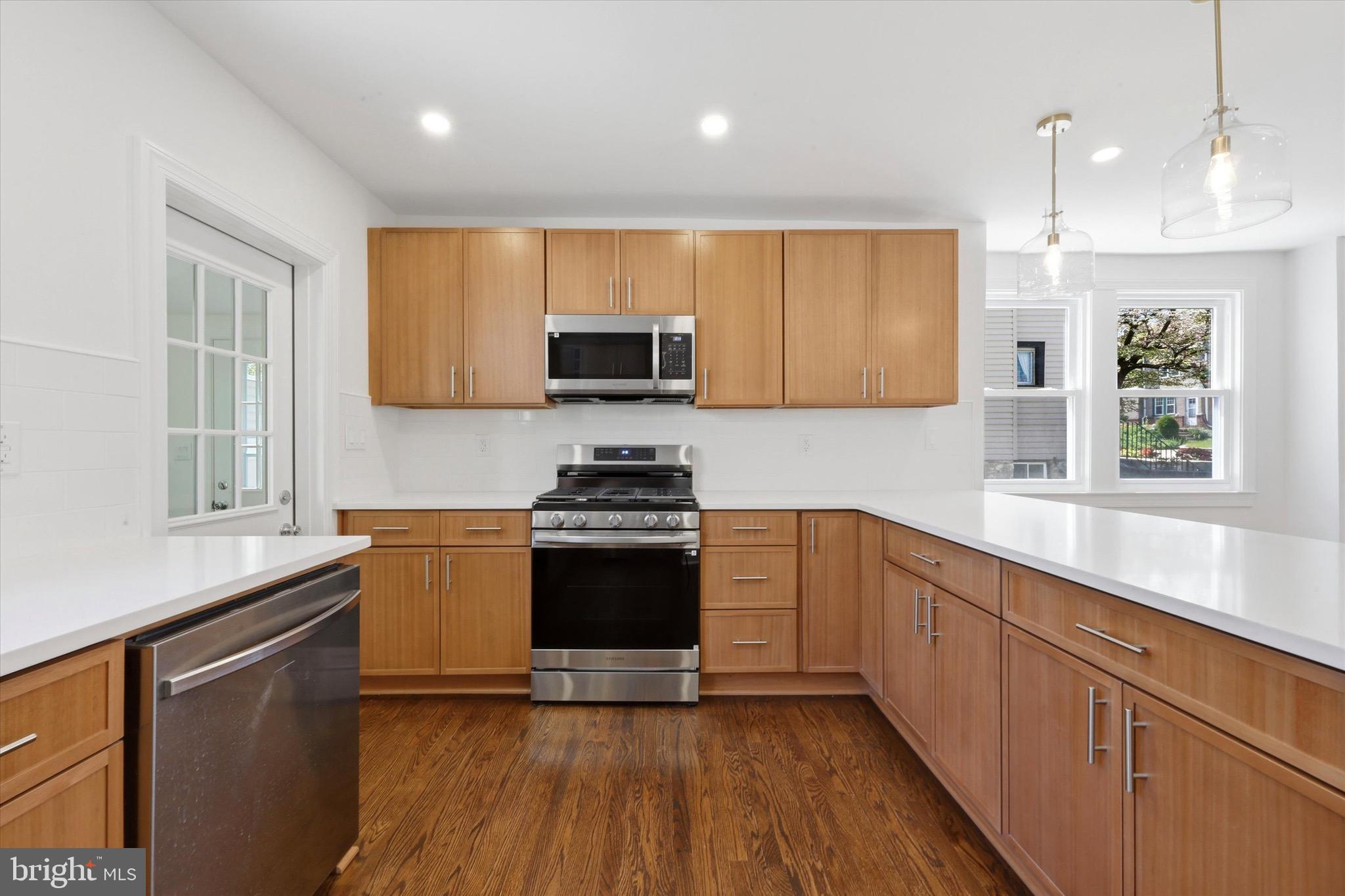 252 W GREENWOOD AVENUE