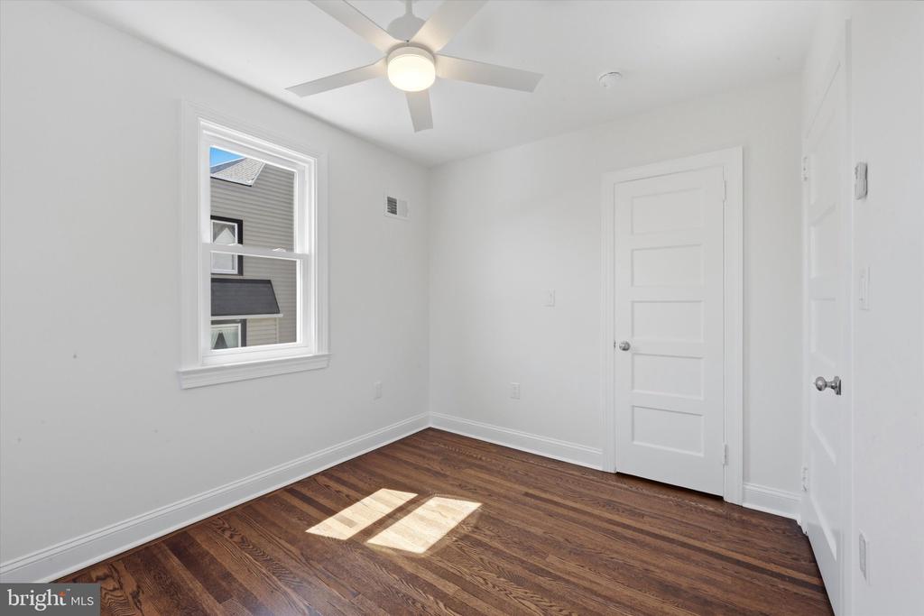 252 W GREENWOOD AVENUE