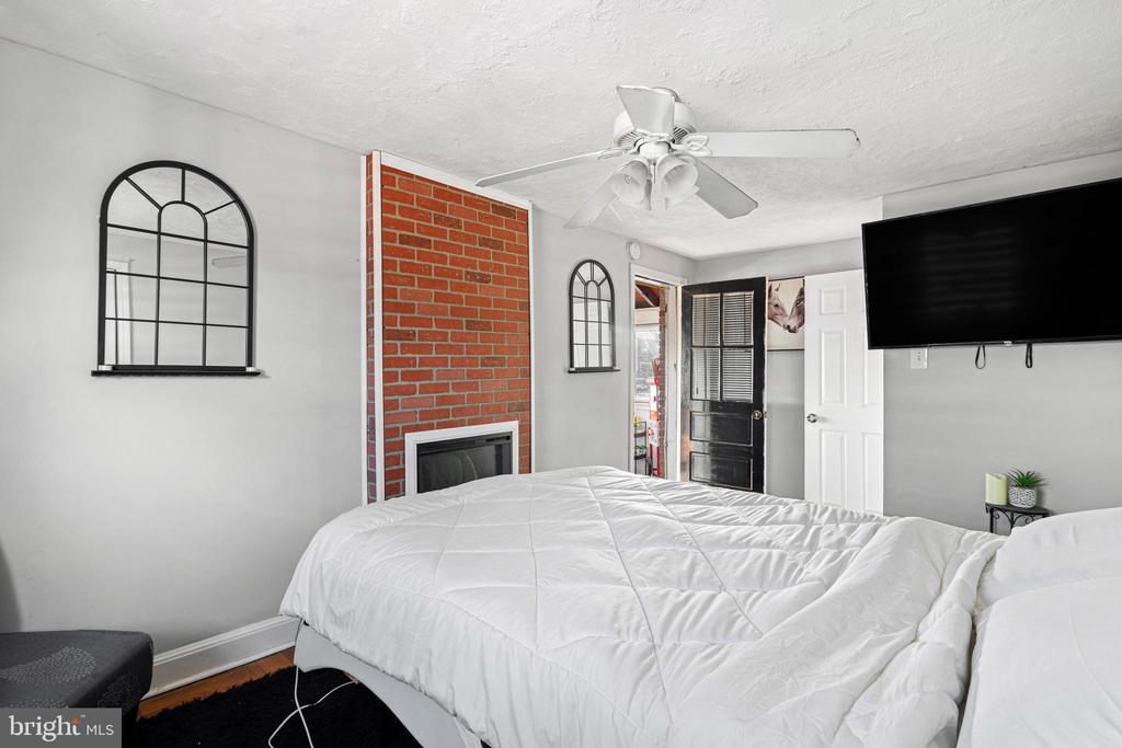 409 W GRAYS AVENUE