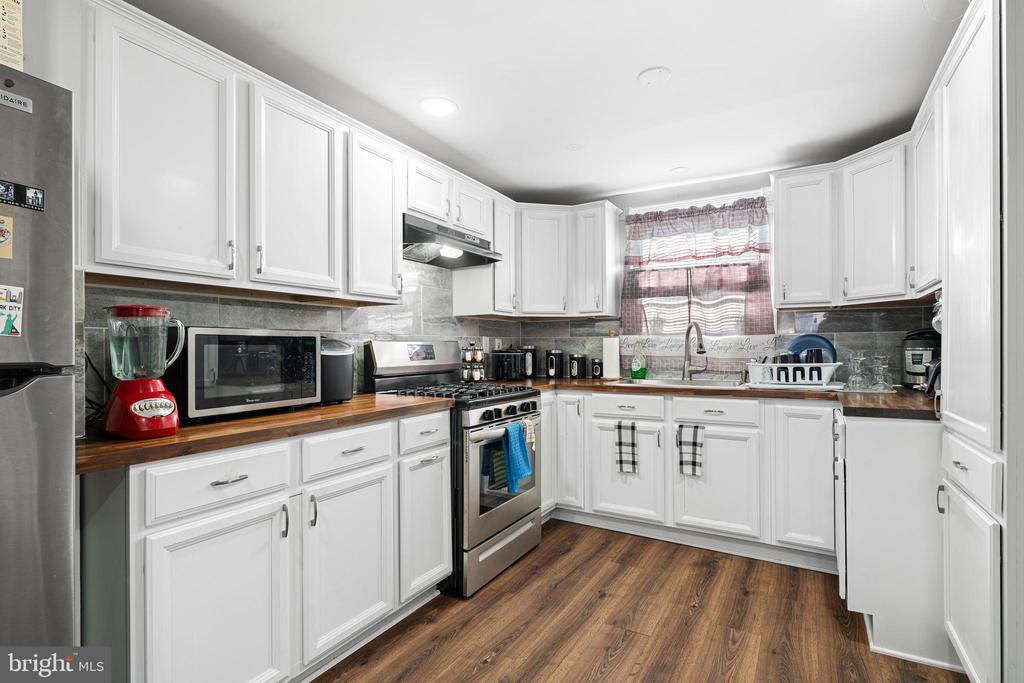 409 W GRAYS AVENUE