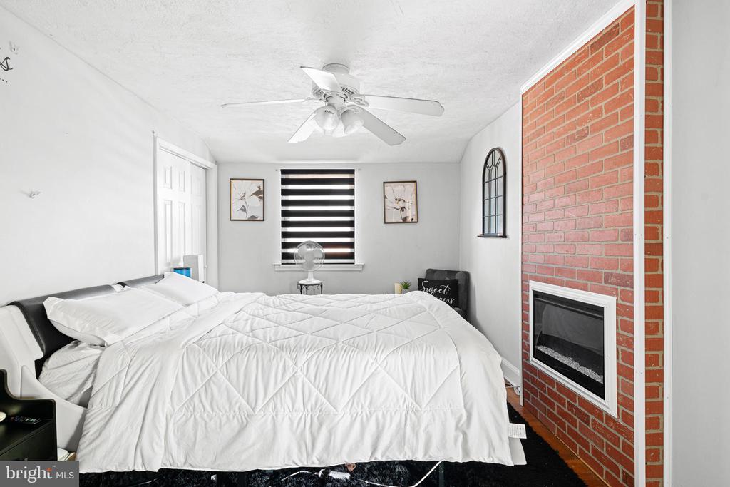 409 W GRAYS AVENUE