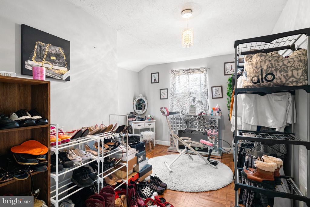 409 W GRAYS AVENUE