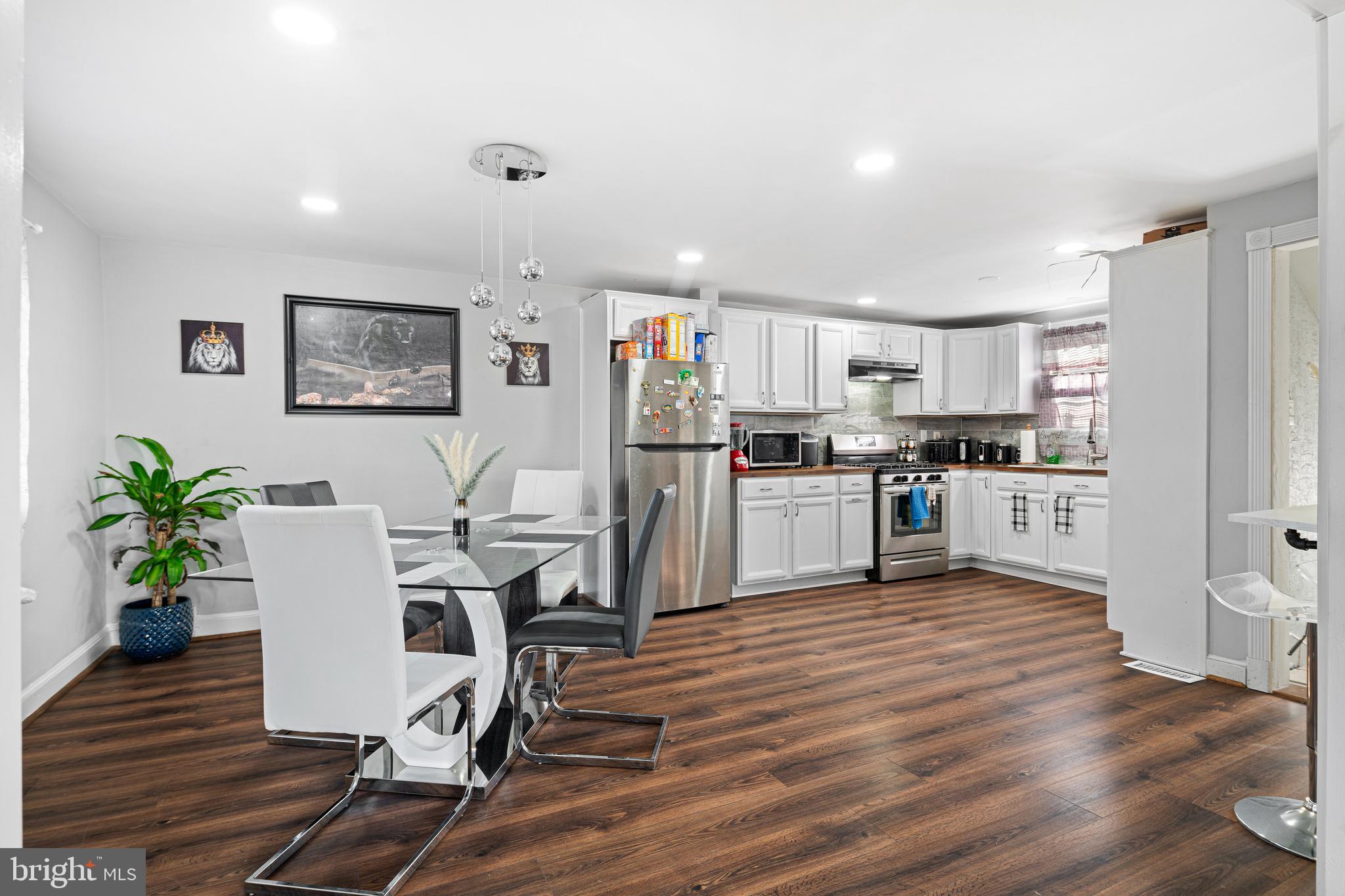 409 W GRAYS AVENUE