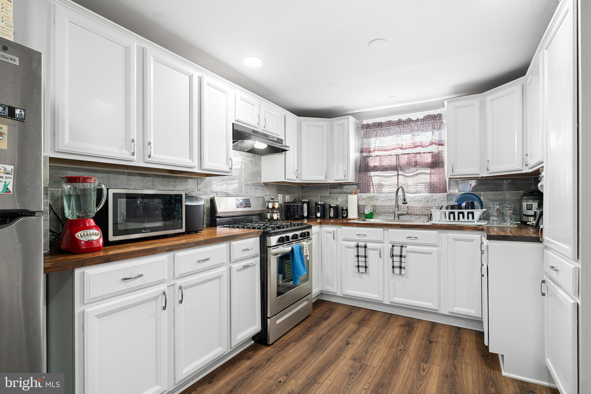 409 W GRAYS AVENUE