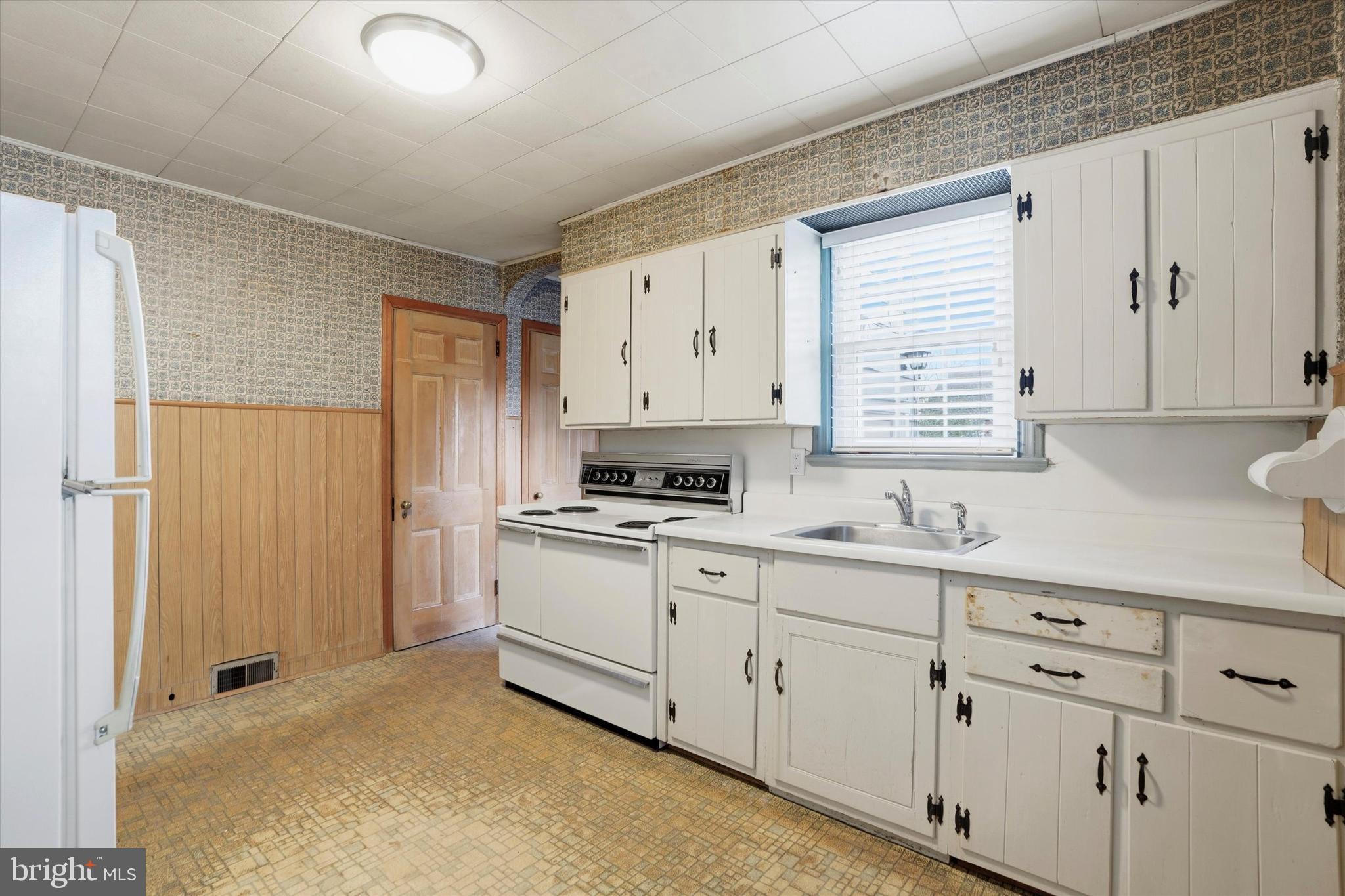 824 COLLENBROOK AVENUE