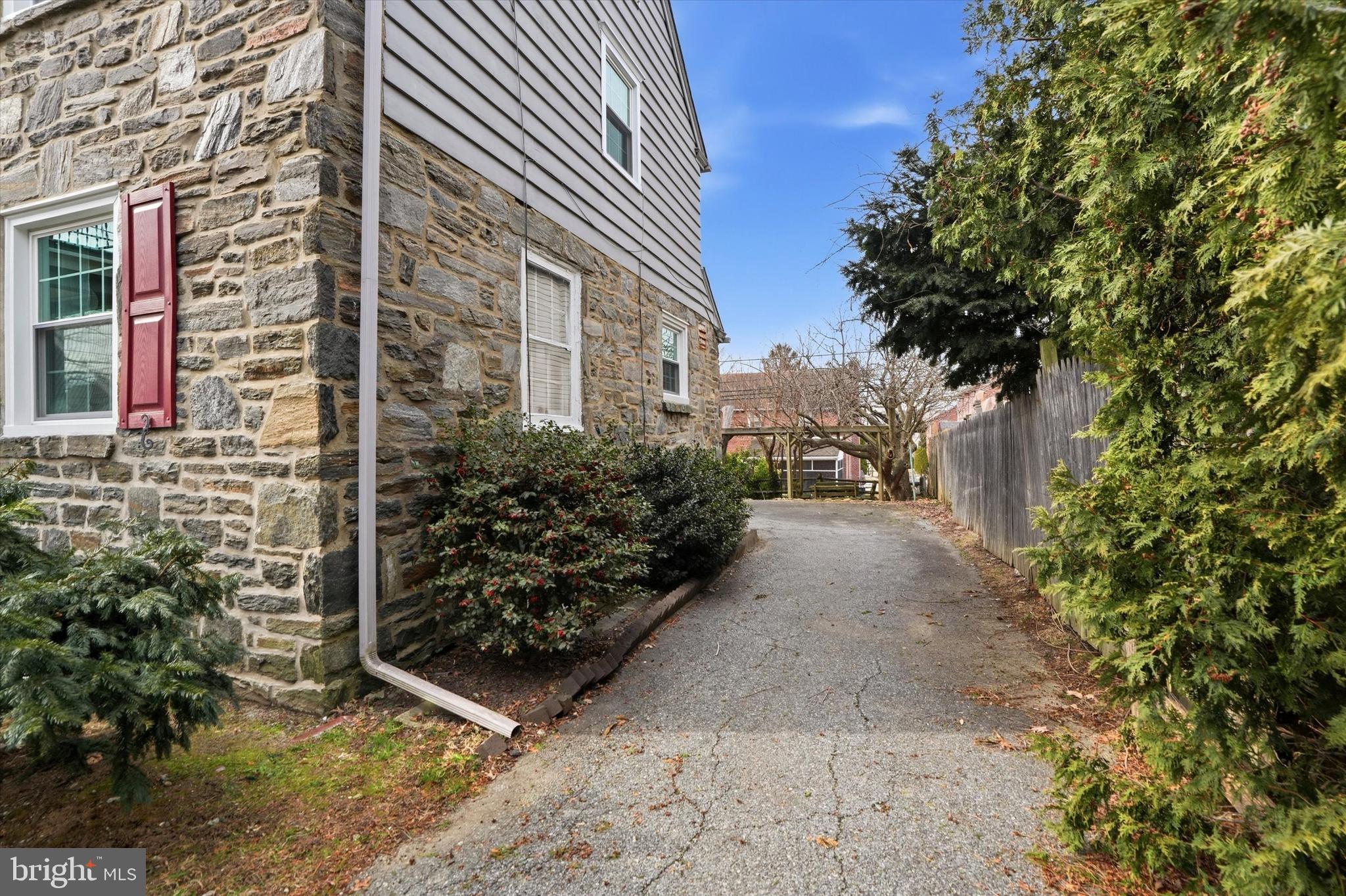 824 COLLENBROOK AVENUE