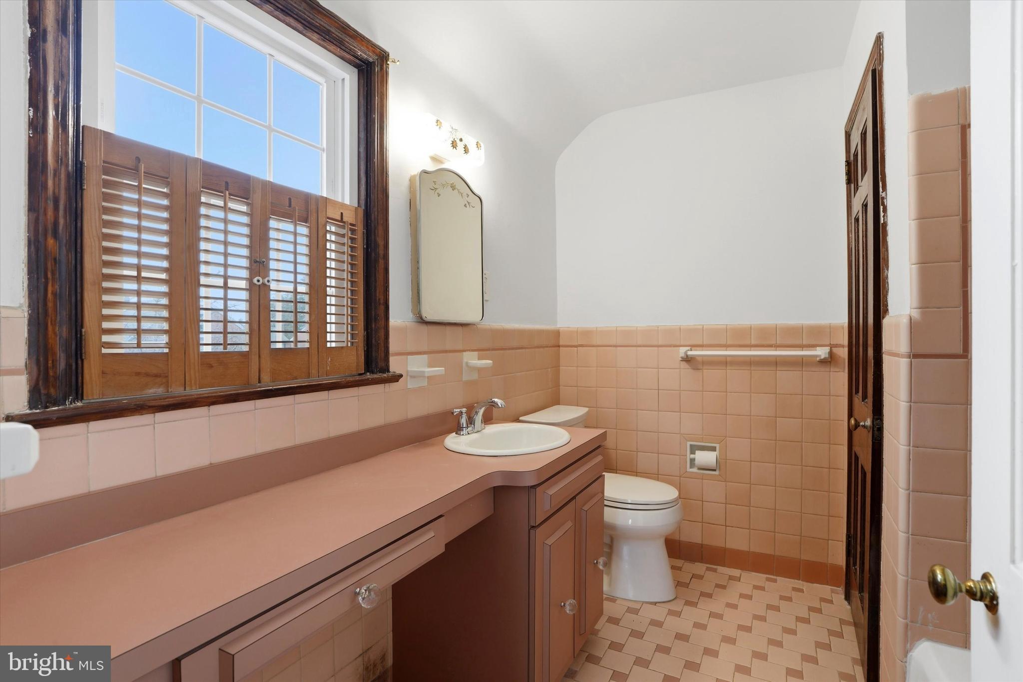 824 COLLENBROOK AVENUE