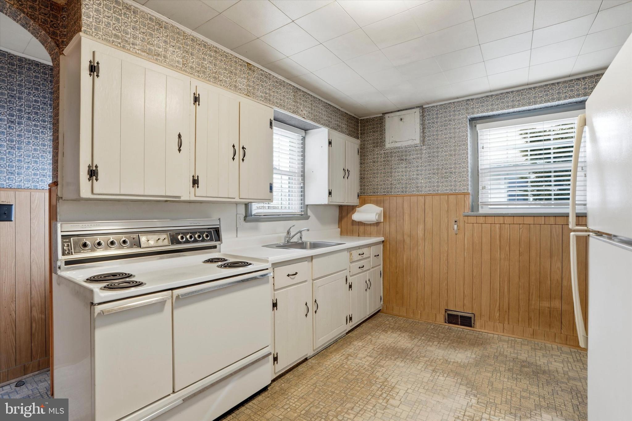 824 COLLENBROOK AVENUE