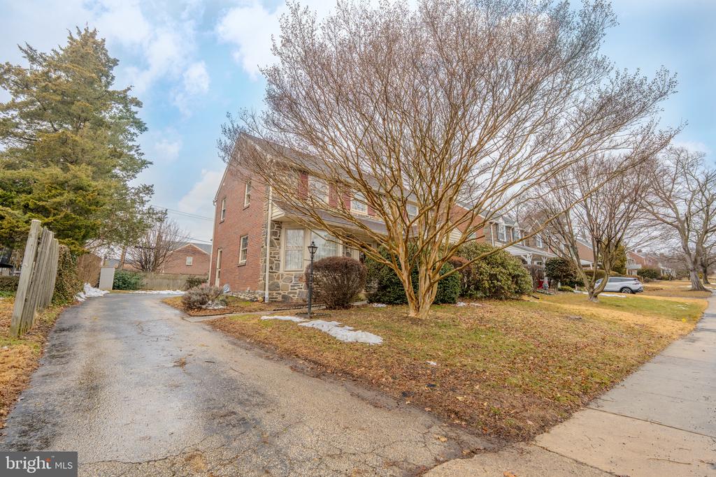 1604 EARLINGTON ROAD