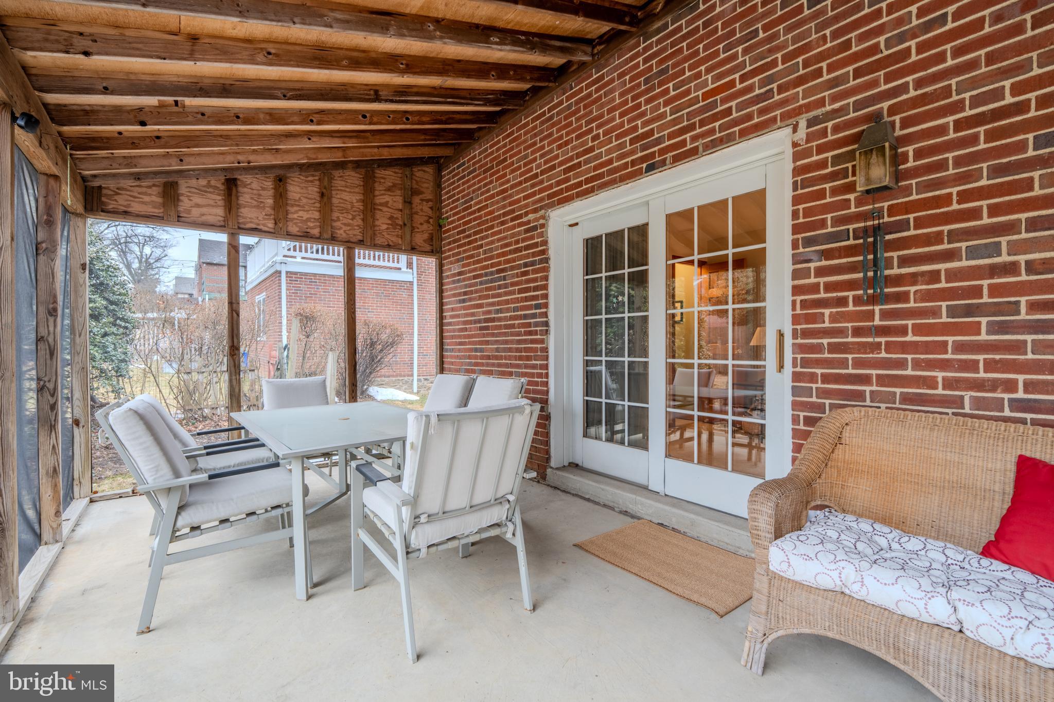 1604 EARLINGTON ROAD