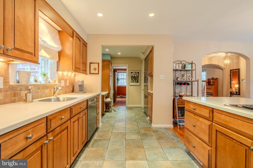 1604 EARLINGTON ROAD